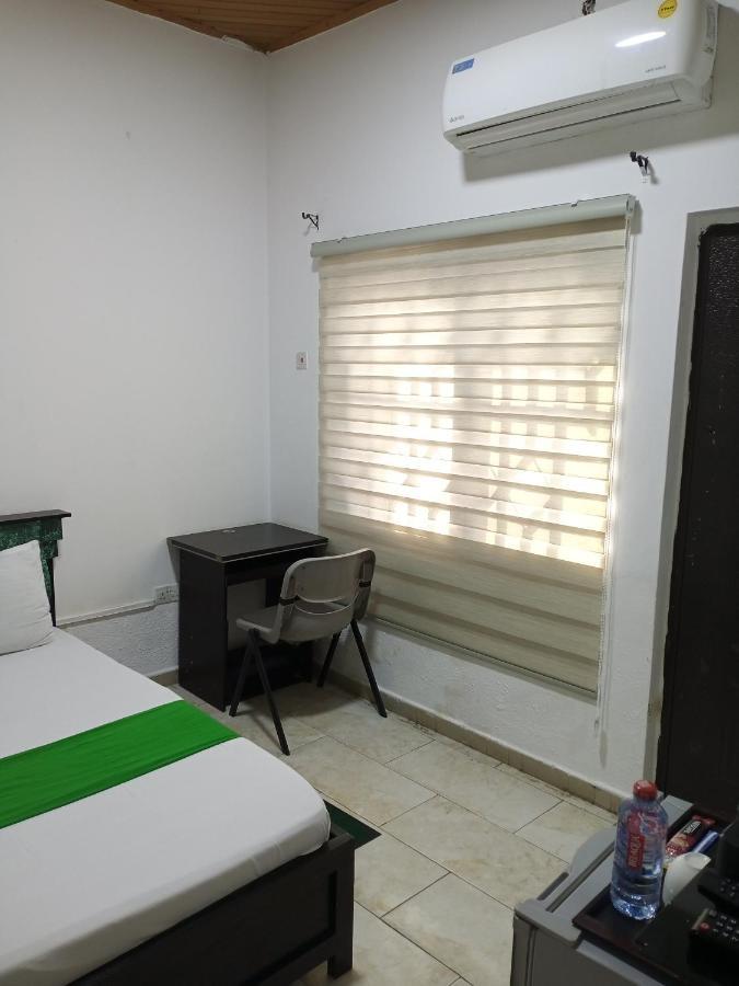 Hgl Guest House East Legon Exteriör bild