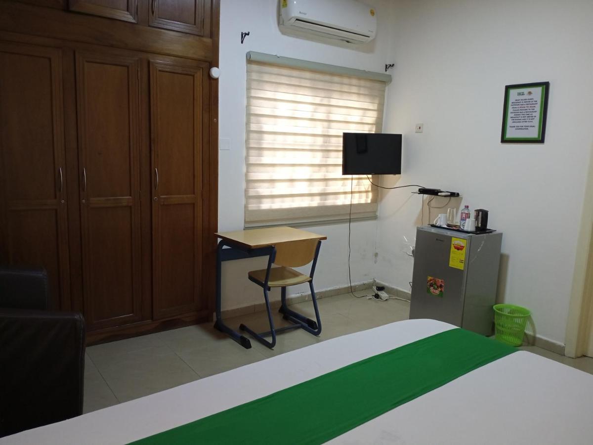 Hgl Guest House East Legon Exteriör bild